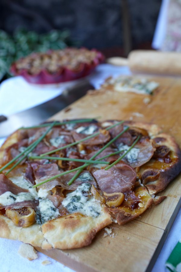 Fig and Prosciutto Pizza with Roquefort and Chive Fig and Prosciutto Pizza with Roquefort and Chive
